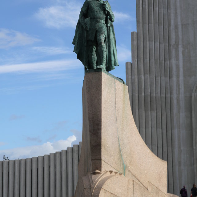 Statue of Leif Erikson in front of Hallgrímskirkja.