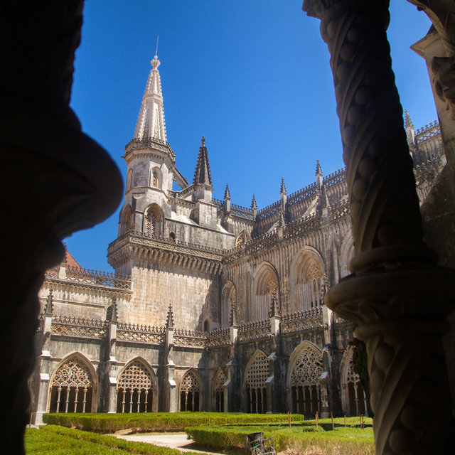 View over the courtyard and onto the cloister hall of the Batalha Monastery.