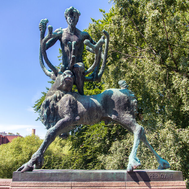A staue of Peer Gynt by Dyre Vaa on Ankerbrua. 